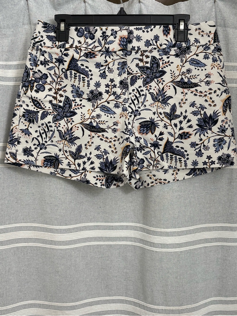 Loft / White with Blue Floral Chino Mid Rise Shorts Size 8